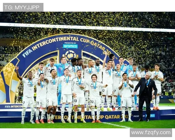 历届全球足球巨星排名回顾与分析 揭示足坛传奇人物的风采与成就